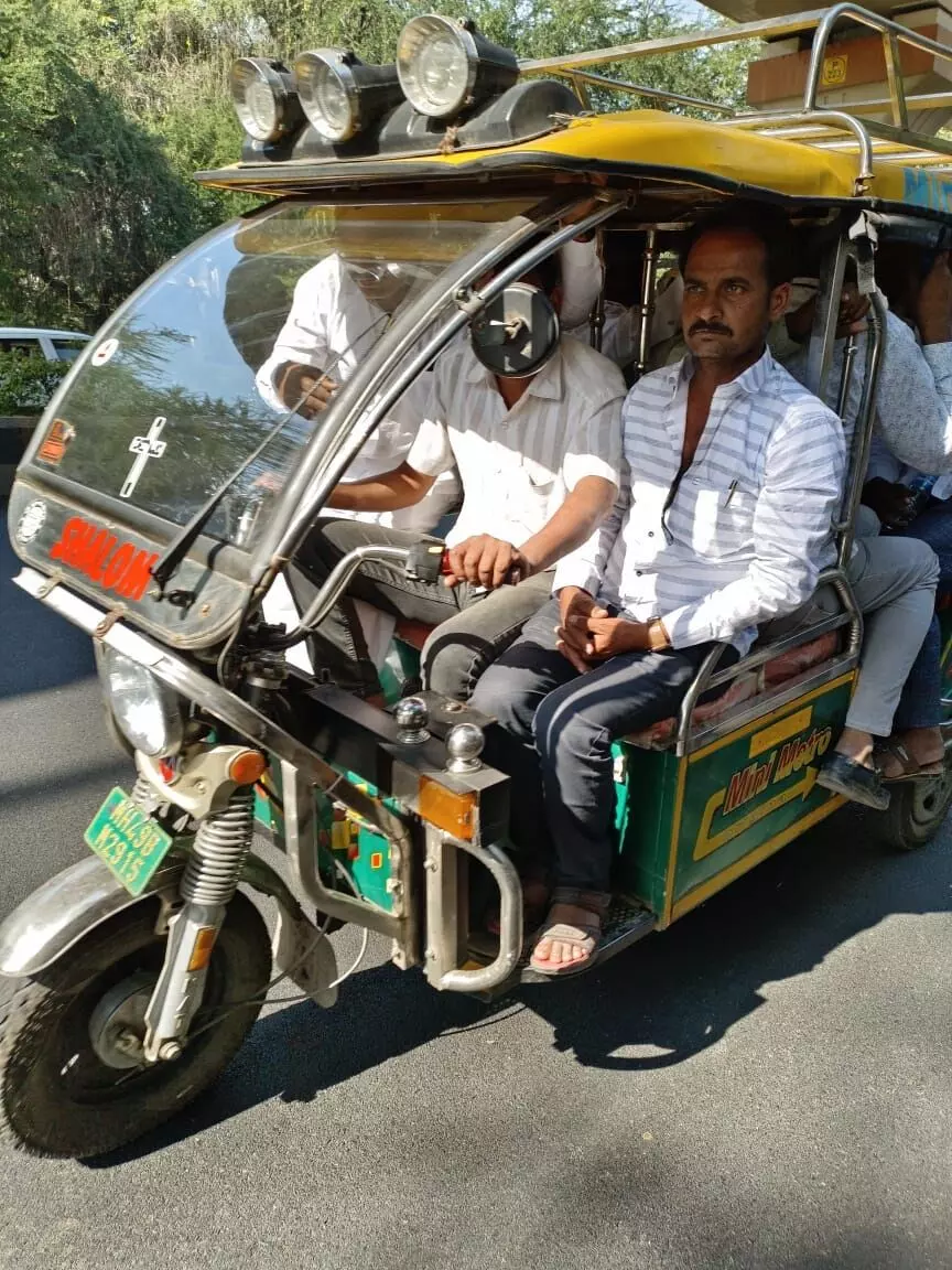 नियमों की धज्जियां उड़ाकर कर दौड़ रहे ई-रिक्शा | E-rickshaws Running By ...